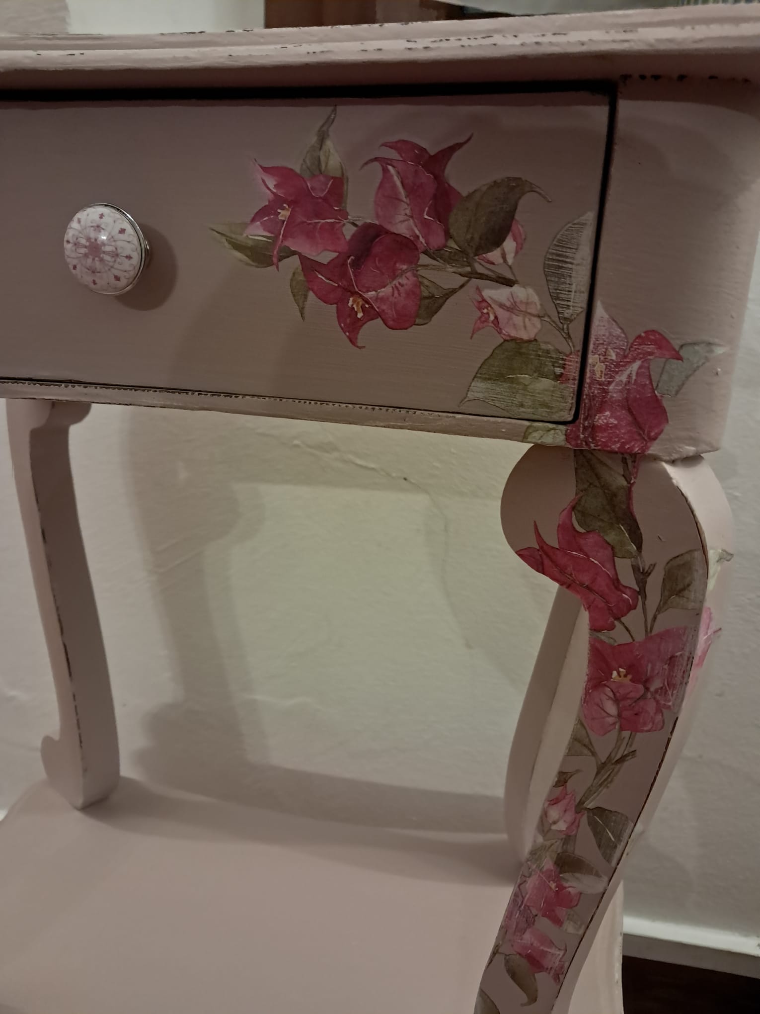 Dettaglio del cassetto e della decorazione floreale di Bougainville